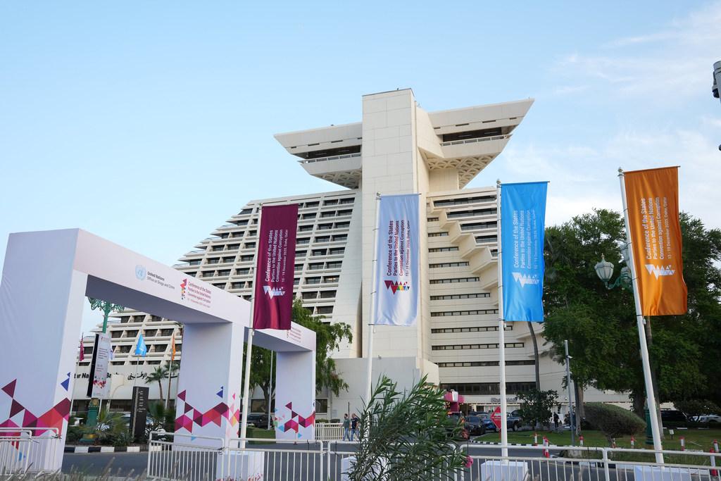 وصول المشاركون إلى المبنى الذي ينعقد فيه مؤتمر الأمم المتحدة الخامس للدول الأقل نموا (LDC5) في الدوحة، قطر.